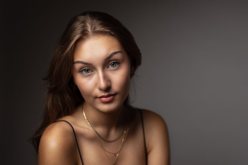 Portrait studio artistique d’une femme en Bourgogne