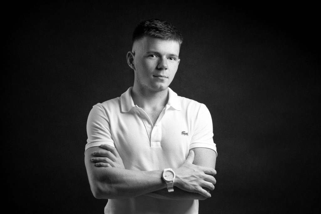 portrait professionnel studio noir et blanc fond noir corporate bourgogne