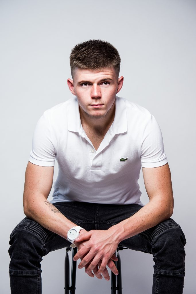 Portrait corporate homme studio fond blanc