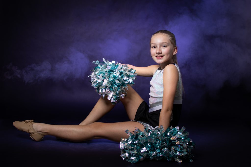 Portrait danse pompon Portrait de sportif sur fond sombre avec lumière studio
