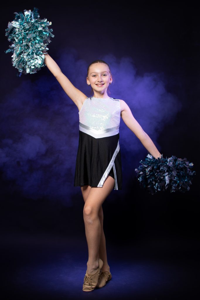 Portrait danse pompon Portrait de sportif sur fond sombre avec lumière studio