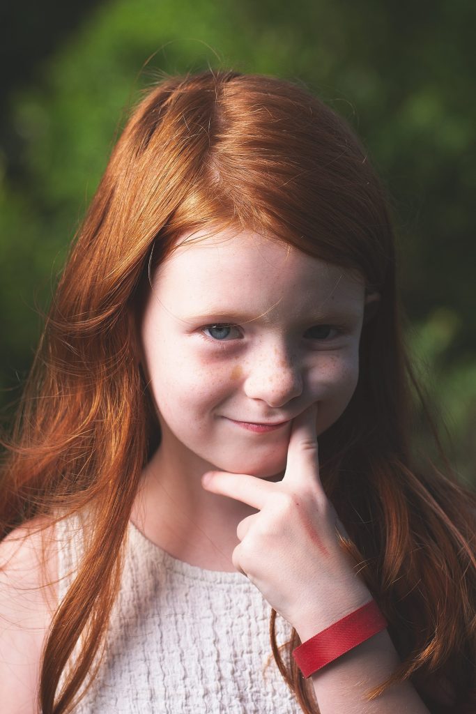 Portrait studio enfant avec expression naturelle Portrait studio enfant avec expression naturelle