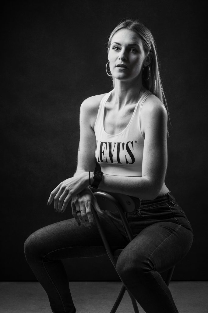 Photo portrait féminin sur fond sombre en studio