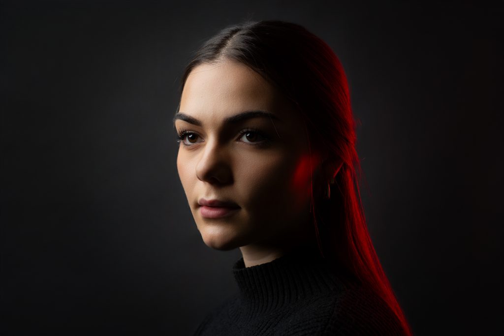 Portrait femme en couleur avec effet de lumière colorée et fond noir en studio photo à Sanvignes-les-Mines